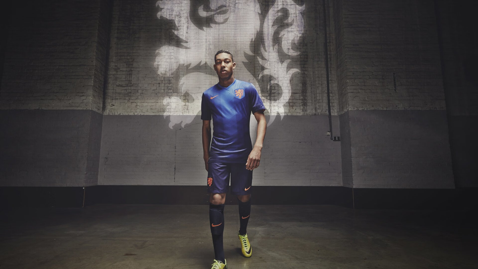 开云体育中国-佛罗伦萨击溃英格兰，当拉亚在欧冠决赛接管比赛，足球史册翻开了新一页